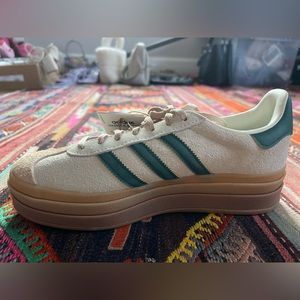 adidas gazelle bold- magic beige collegiate green.